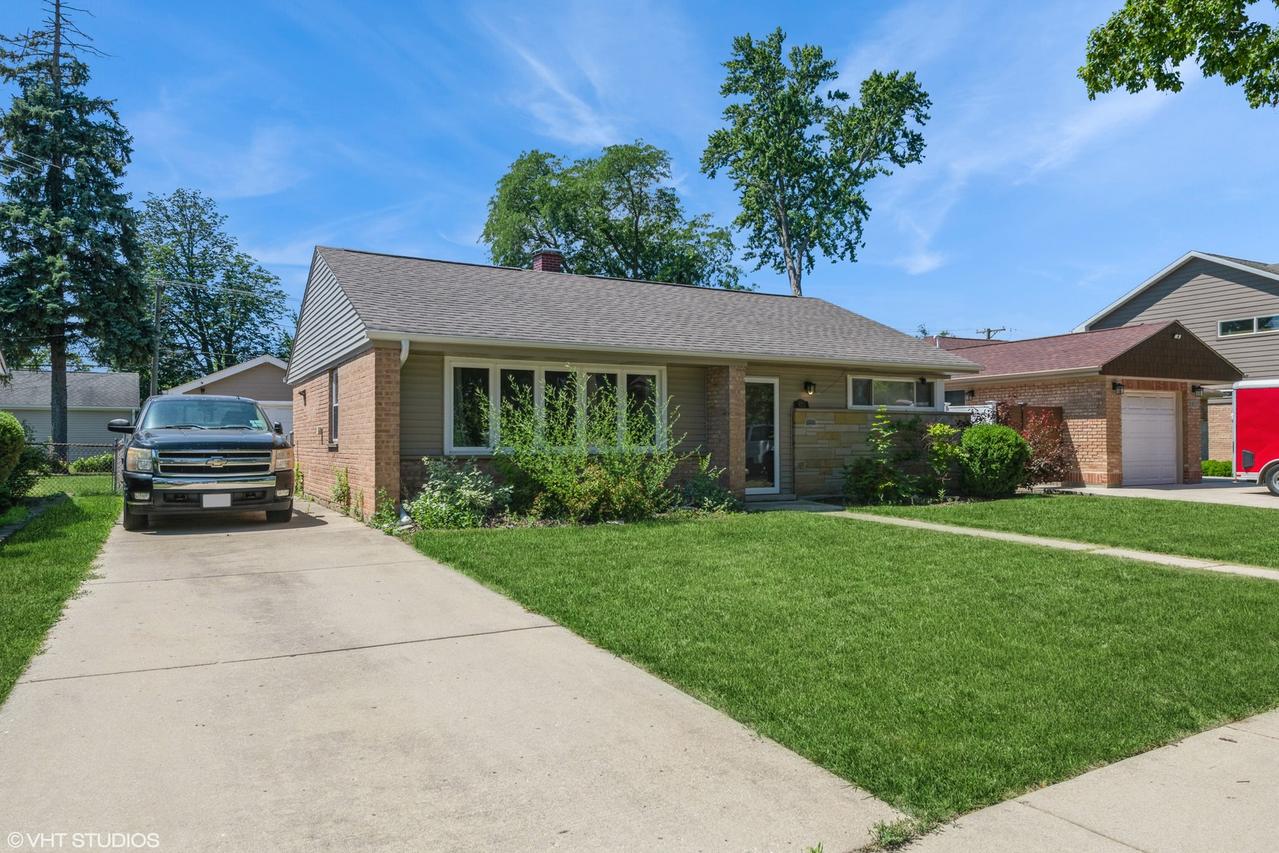 823 E Thacker St., Des Plaines, IL 60016