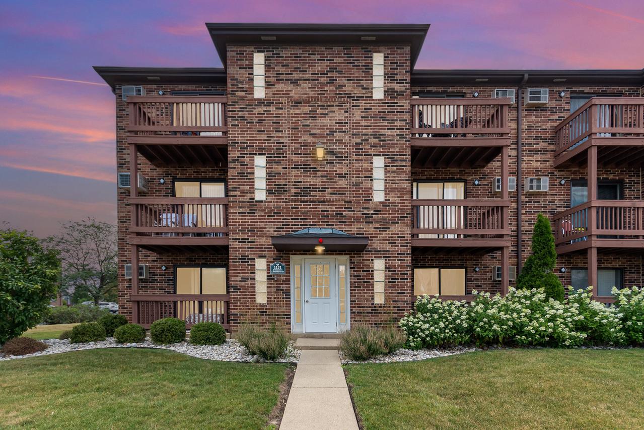 1131 Cedar St. #2B, Glendale Heights, IL 60139