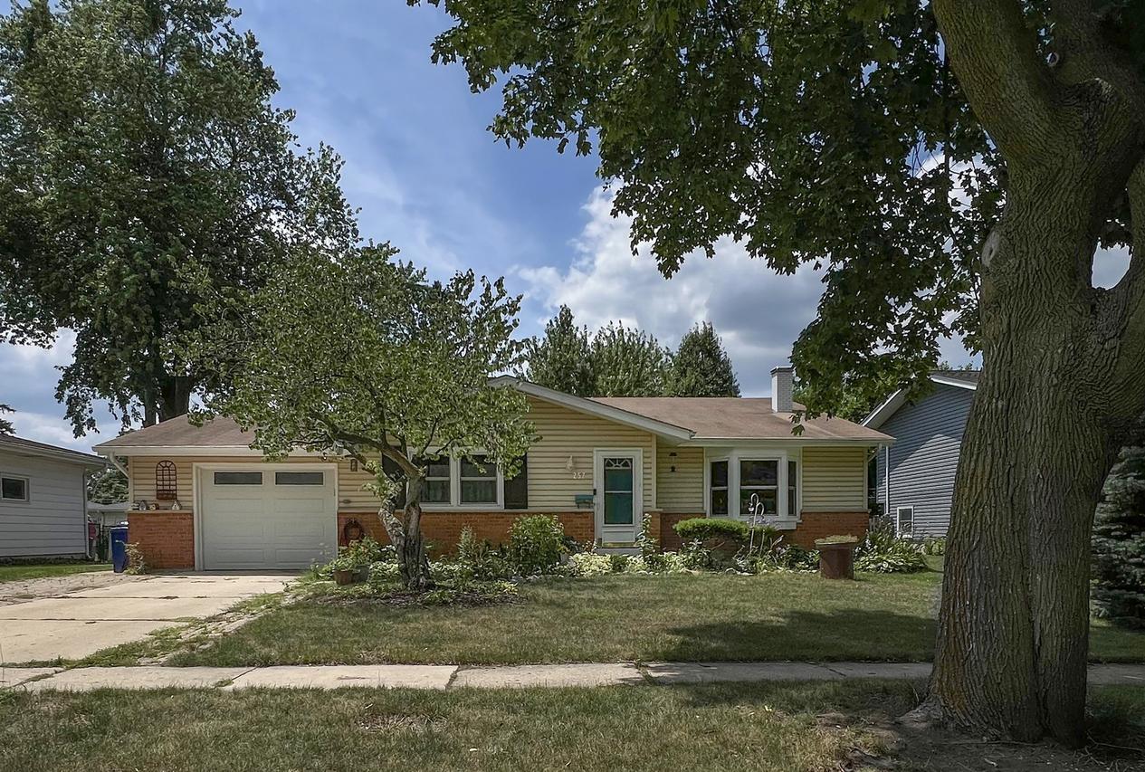 257 Fairview Dr., St. Charles, IL 60174