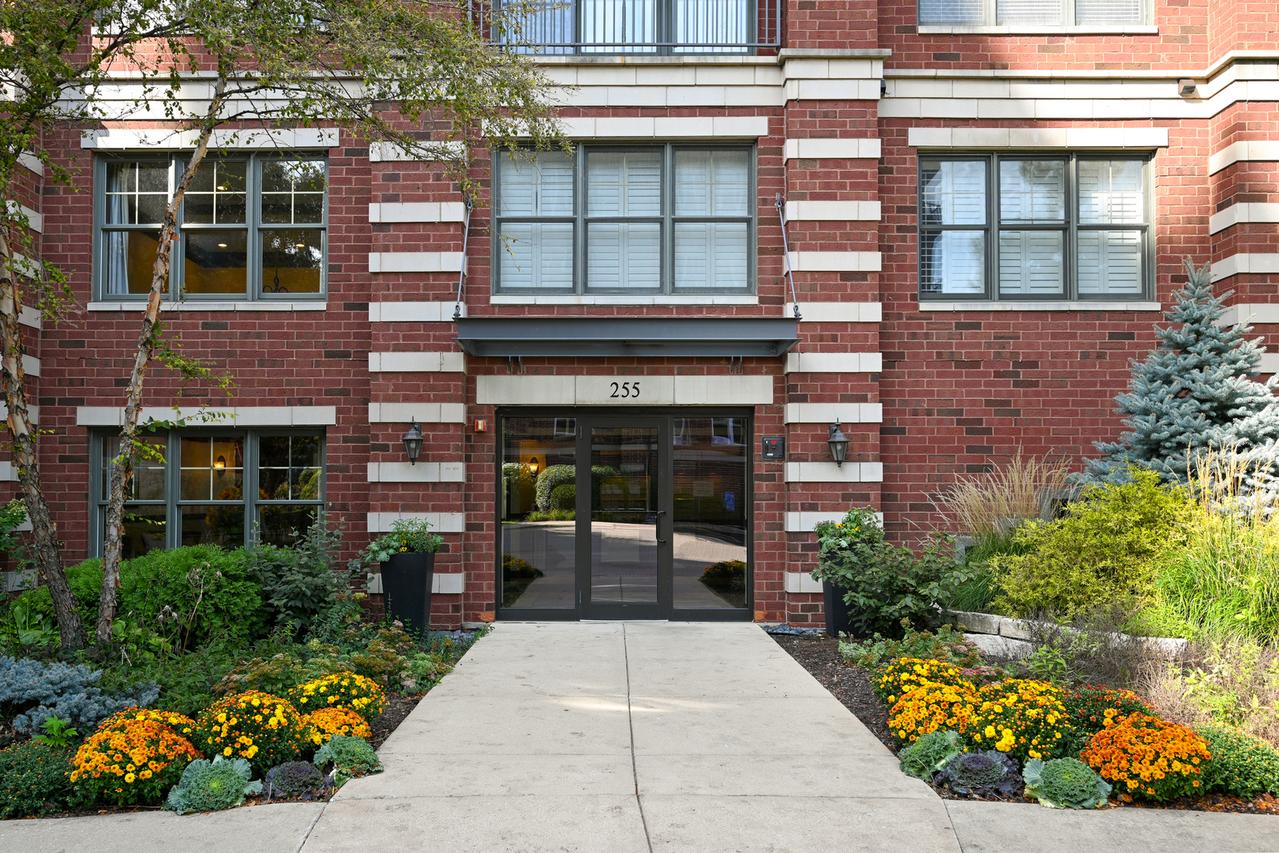 255 E Liberty Dr. #301, Wheaton, IL 60187