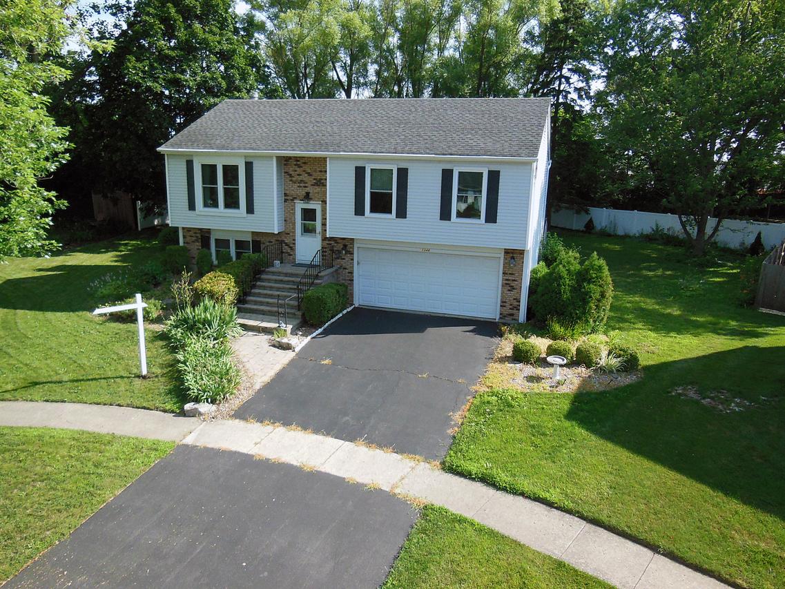 1348 Adams Ct., St. Charles, IL 60174