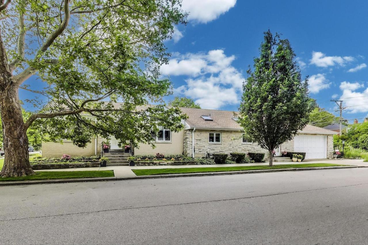 4401 W Hollywood Ave., Chicago, IL 60646