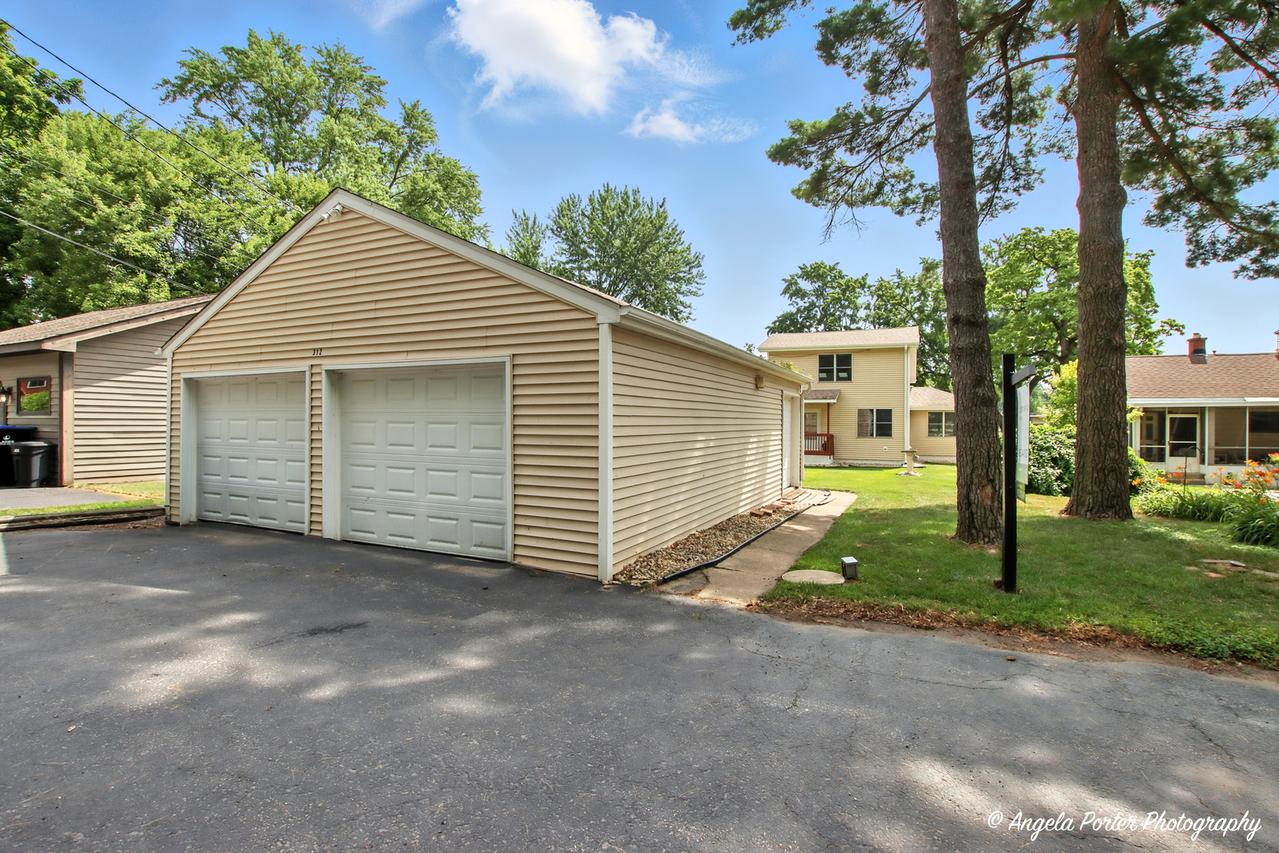 312 Country Club Dr., Mchenry, IL 60050