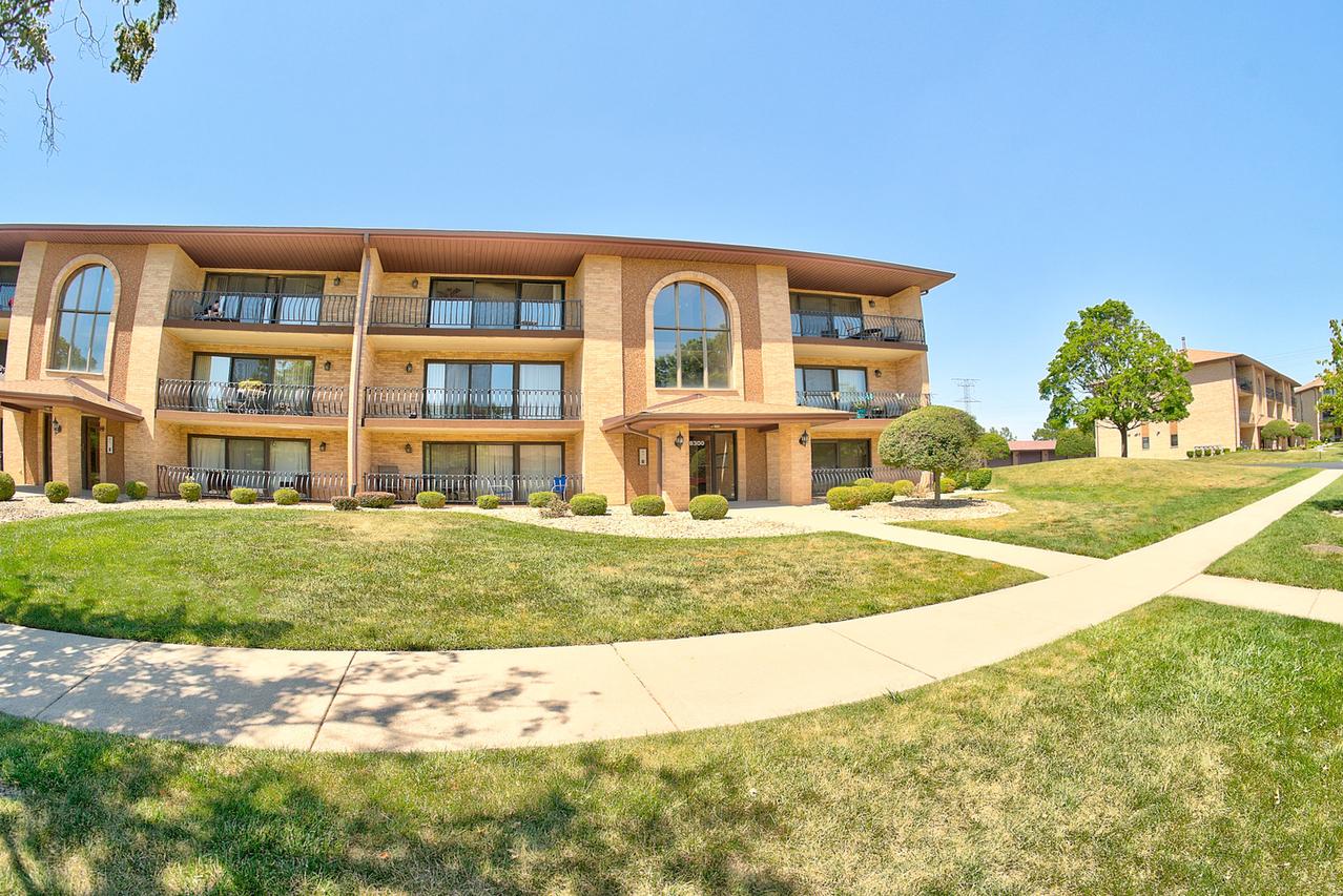 8300 160th Pl. #3E, Tinley Park, IL 60477