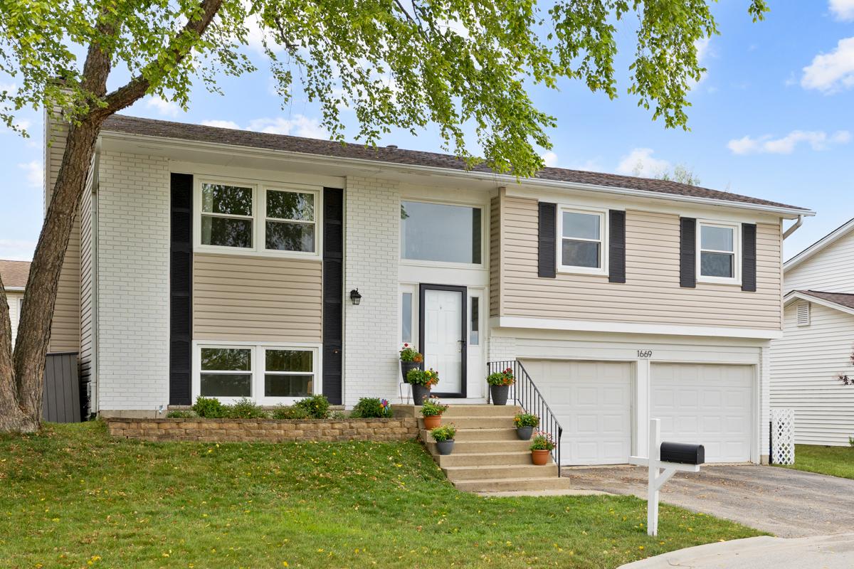 1669 W Bayside Ct., Hoffman Estates, IL 60192