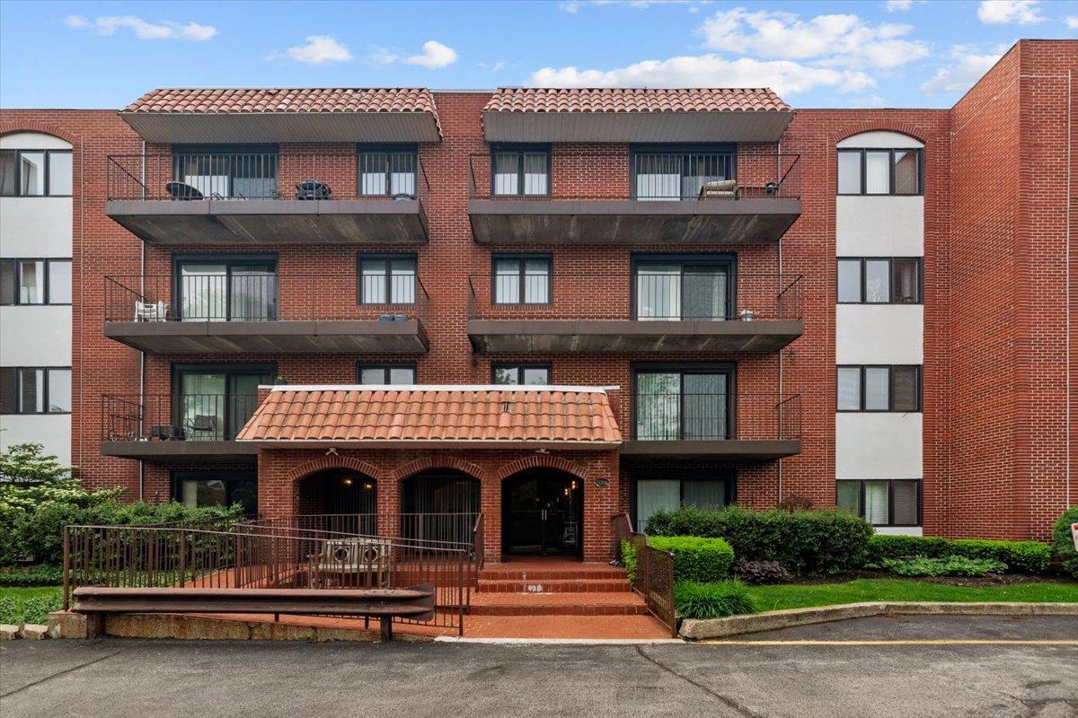 2086 Saint Johns Ave. #306, Highland Park, IL 60035