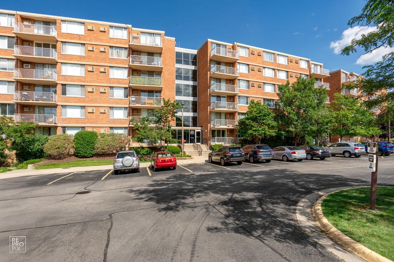 2201 S Stewart Ave. #4J, Lombard, IL 60148