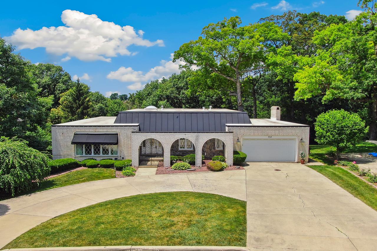 712 Ridge Rd., Lemont, IL 60439