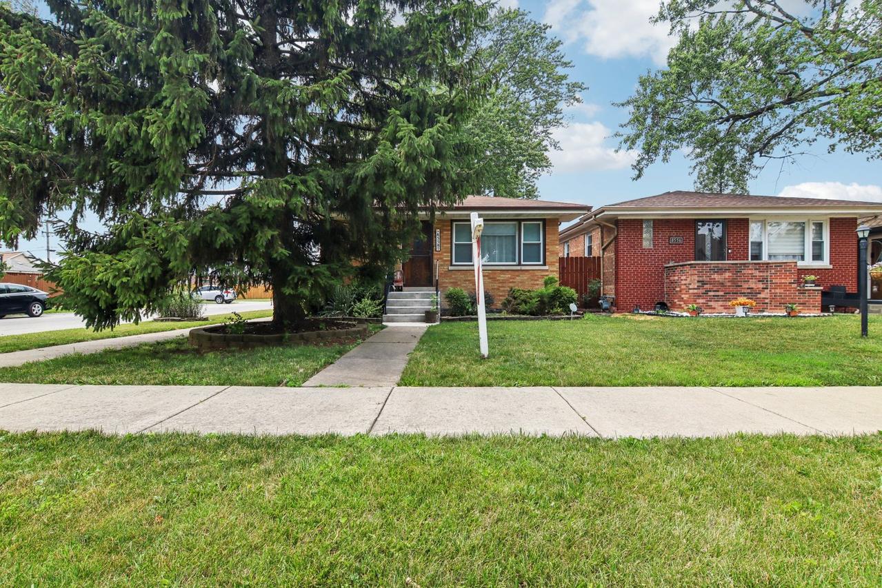 8558 Parkside Ave., Burbank, IL 60459
