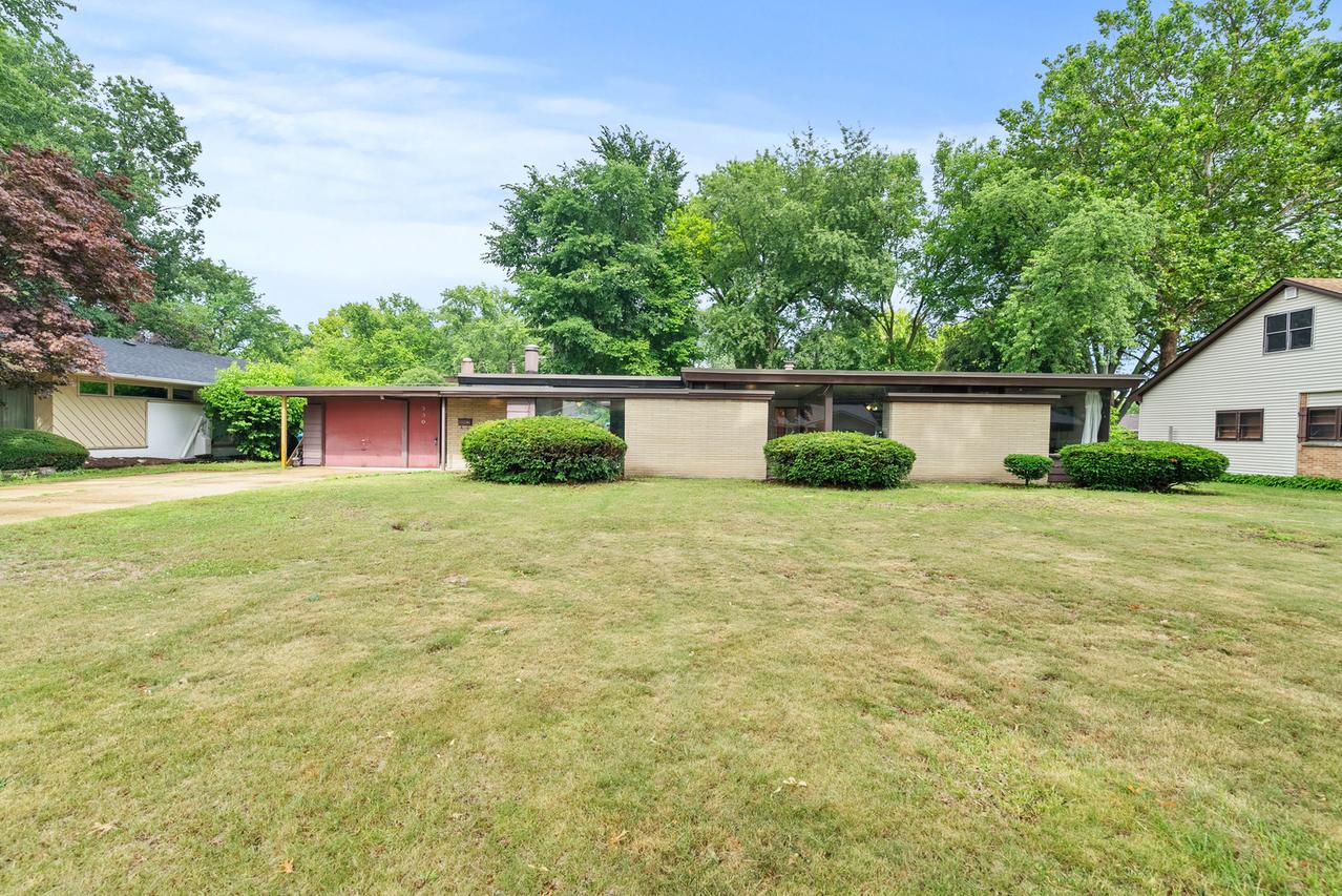330 S Rosedale Ave., Aurora, IL 60506