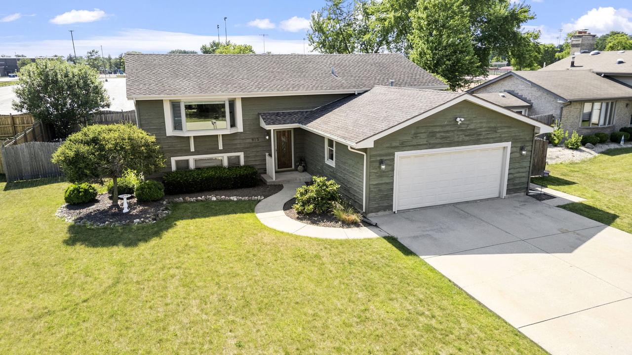 913 S Bentley Rd., New Lenox, IL 60451