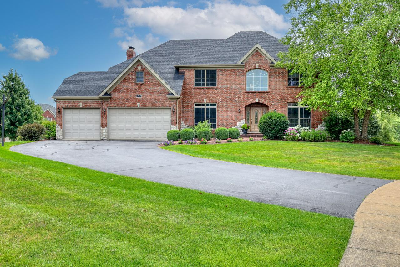 1272 Coyote Ct., Hampshire, IL 60140