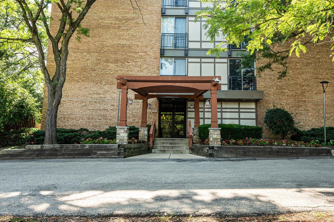 1811 Four Lakes Ave. #1H, Lisle, IL 60532