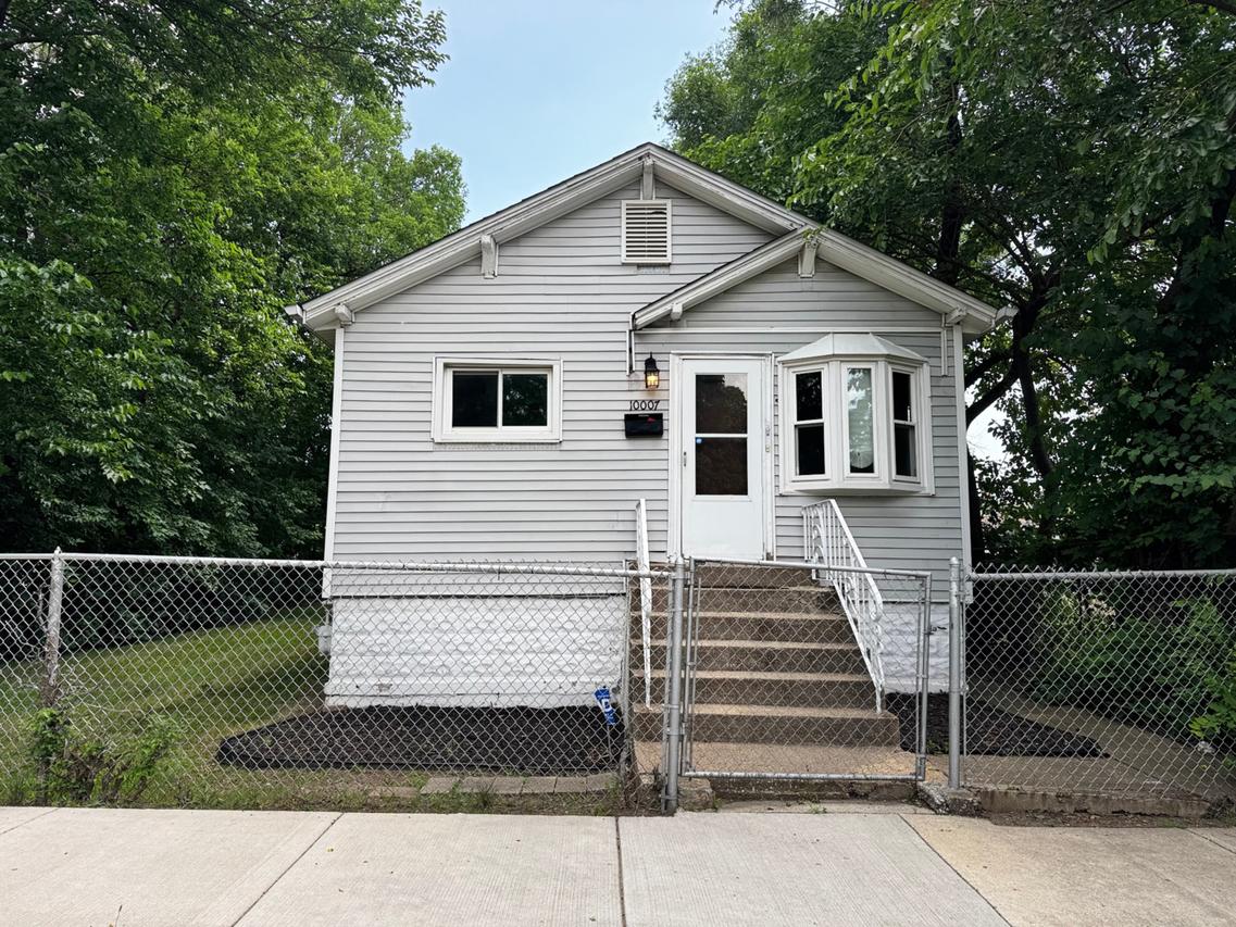 10007 S Hoxie Ave., Chicago, IL 60617