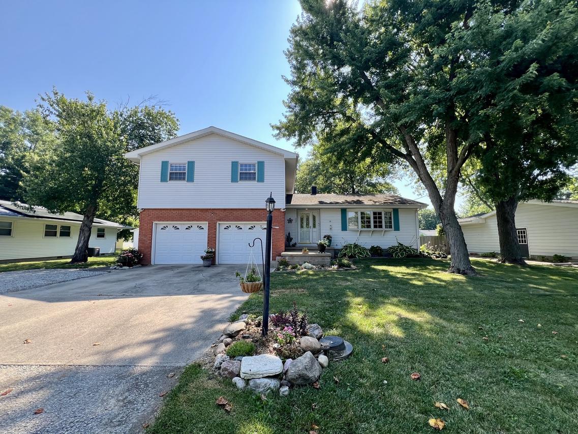 17 Park Dr., Villa Grove, IL 61956