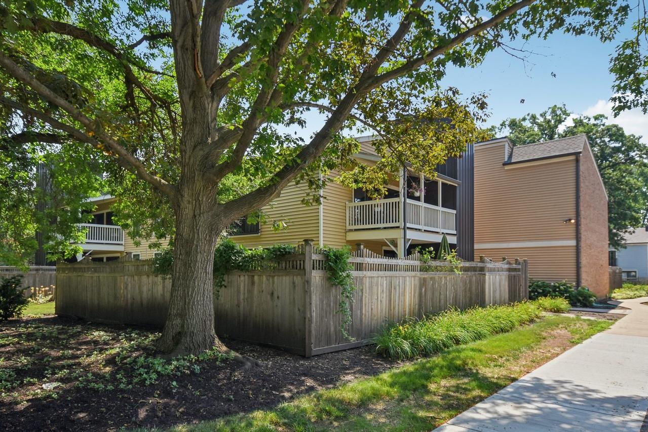 1521 S County Farm Rd. #2-2, Wheaton, IL 60189