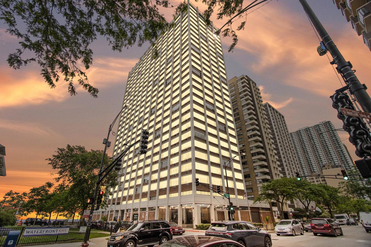 6171 N Sheridan Rd. #906, Chicago, IL 60660