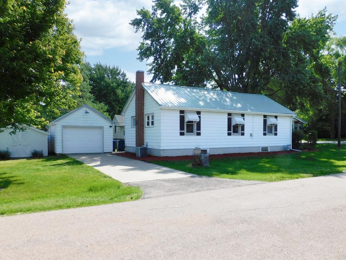 1823 W Fourth St., Dixon, IL 61021