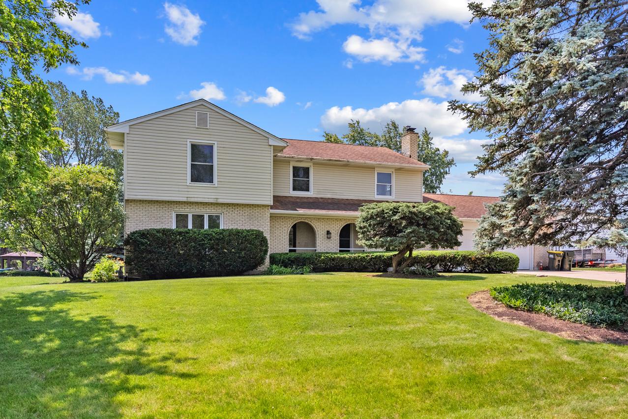 739 Crest Ave., Schaumburg, IL 60193