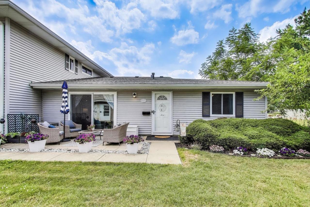 1042 Quanset Ct., Schaumburg, IL 60194