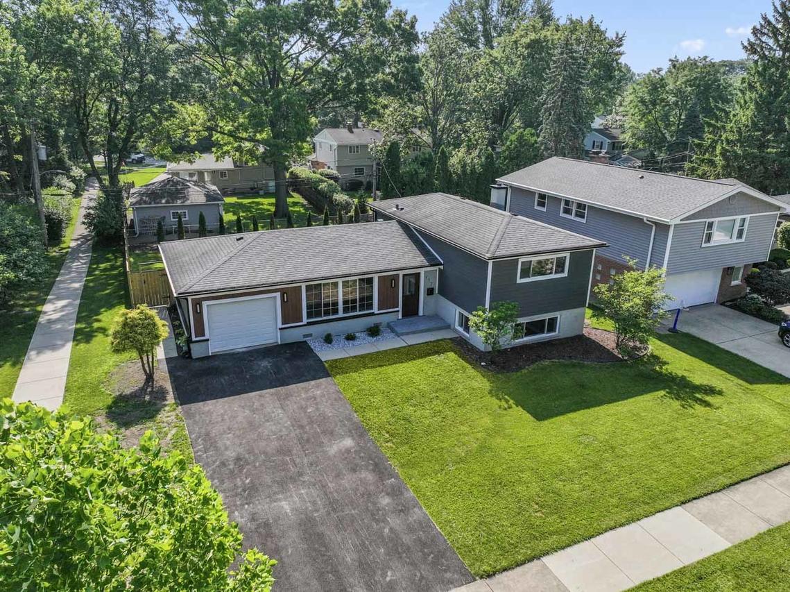 117 S Waverly Pl., Mount Prospect, IL 60056