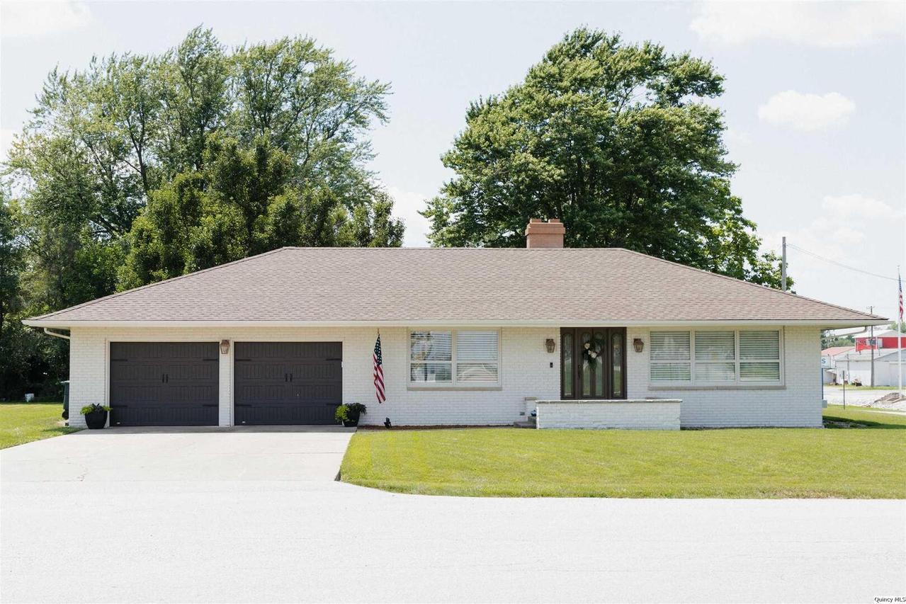 300 S 1st St., Camp Point, IL