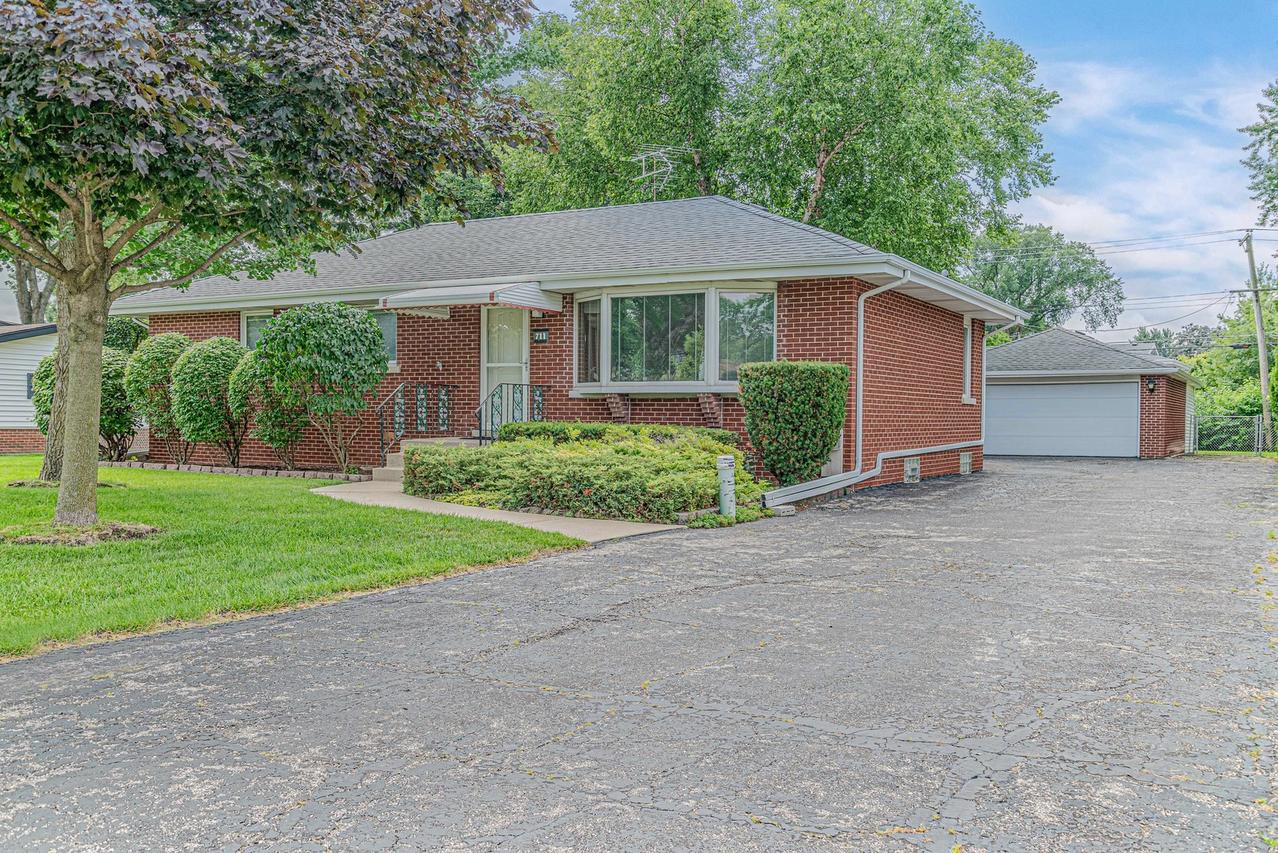 711 Sunnyside Rd., Roselle, IL 60172