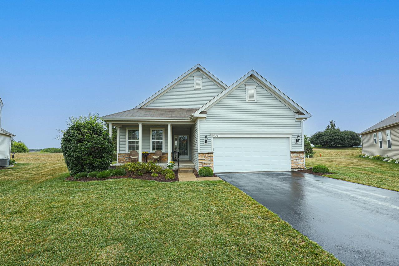 692 Canton Ct., Oswego, IL 60543
