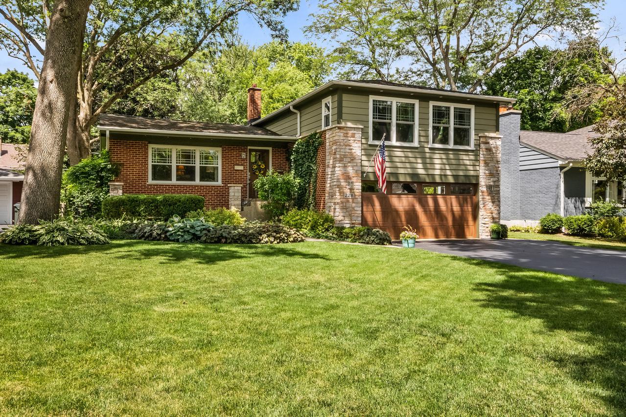 228 S Glendale Ave., Barrington, IL 60010