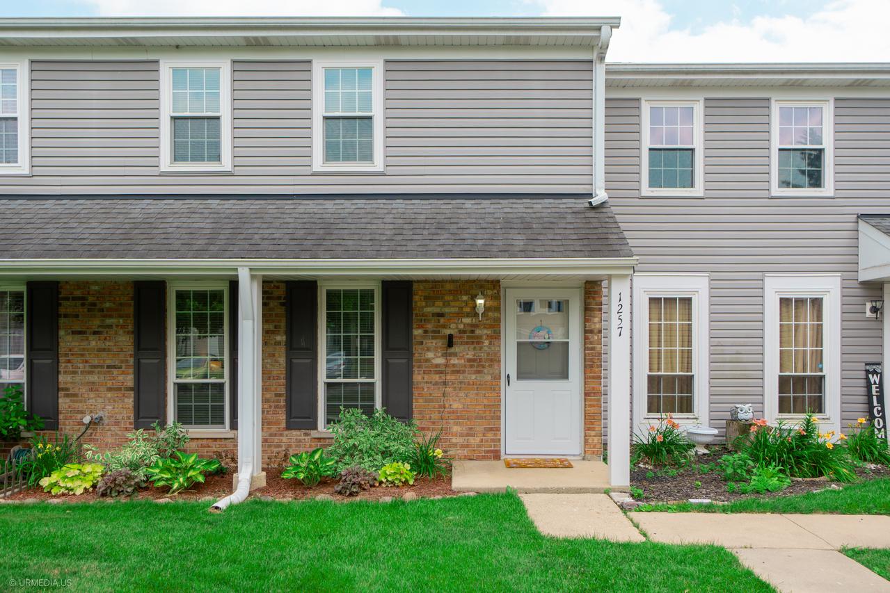 1257 Downing St., Roselle, IL 60172