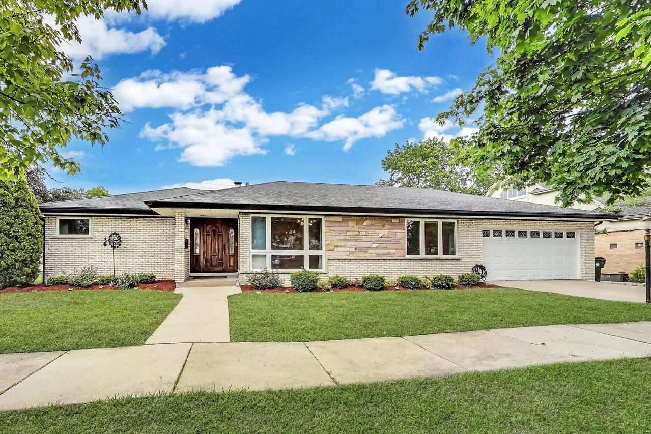 835 Tomawadee Ln., Park Ridge, IL 60068