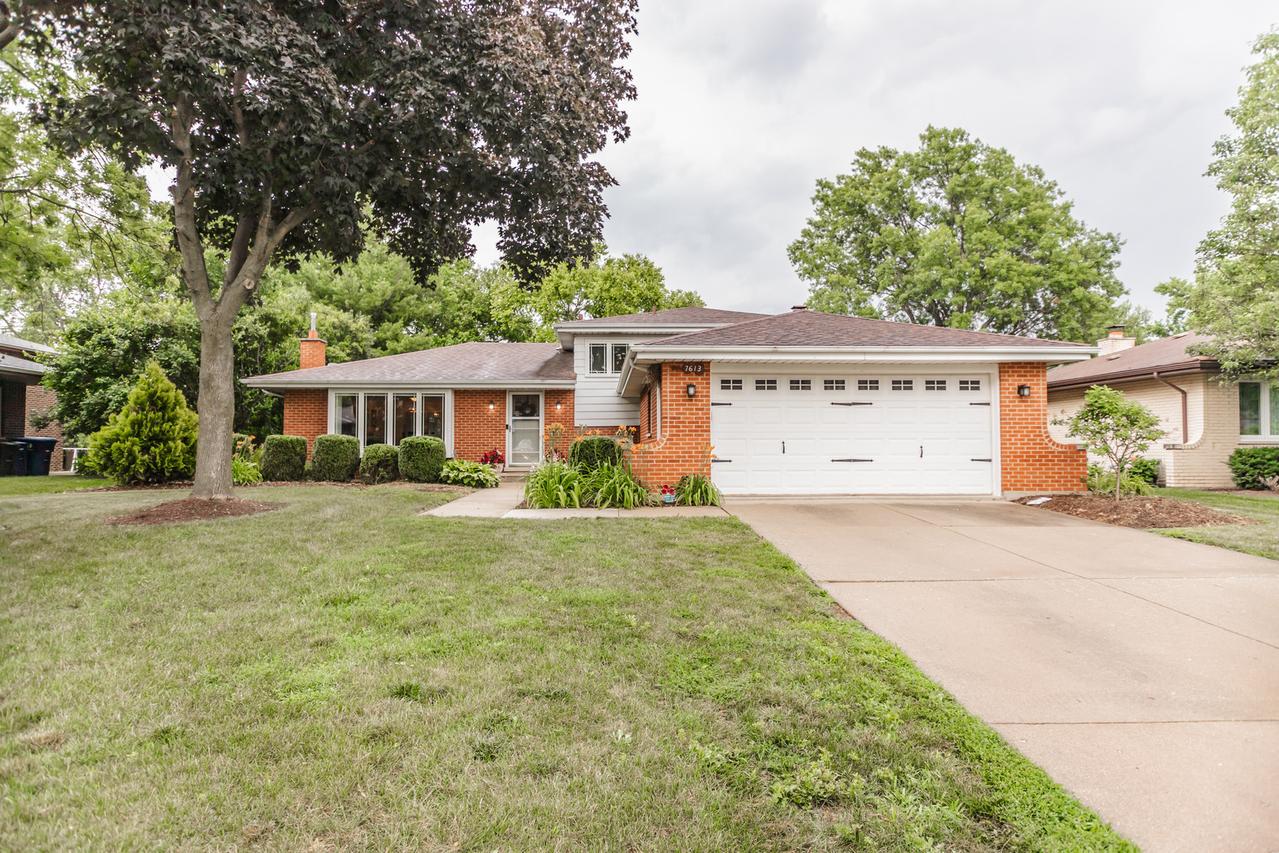 7613 Stratford Pl., Darien, IL 60561