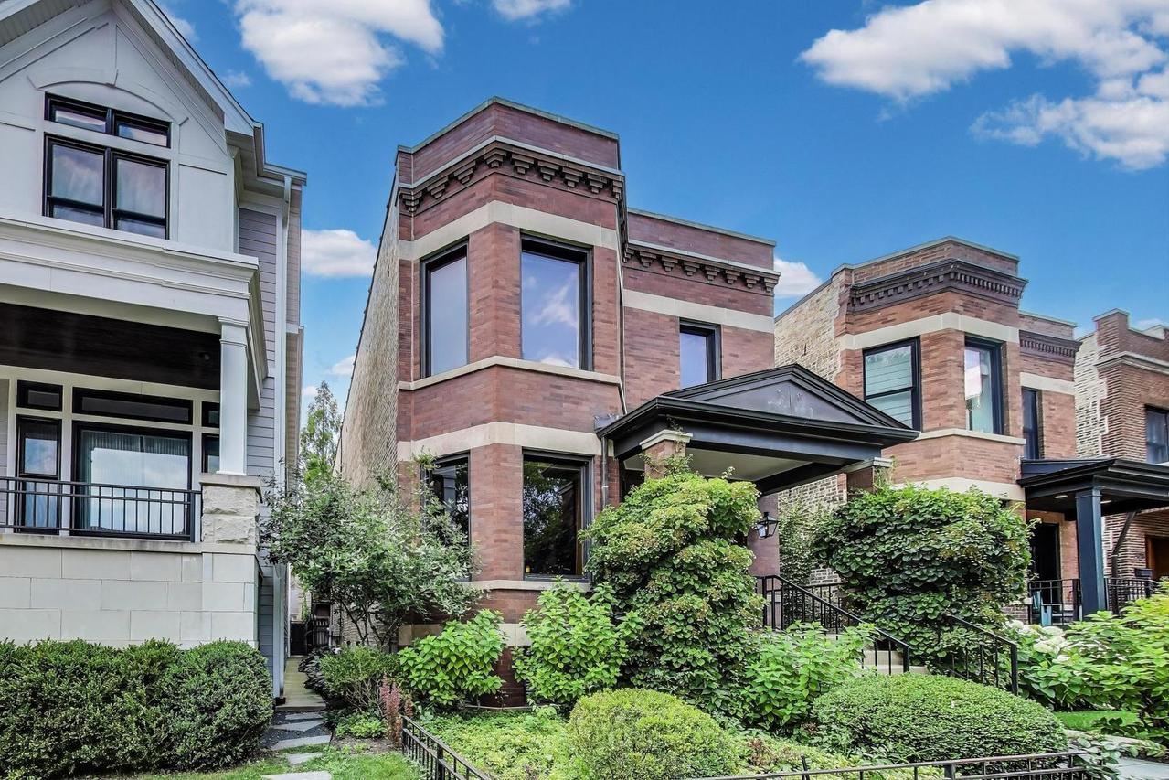 3822 N Claremont Ave., Chicago, IL 60618