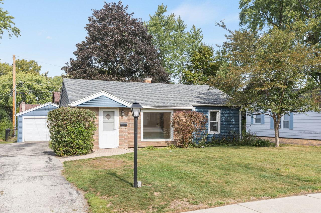 228 Woodlawn Dr., Mundelein, IL 60060