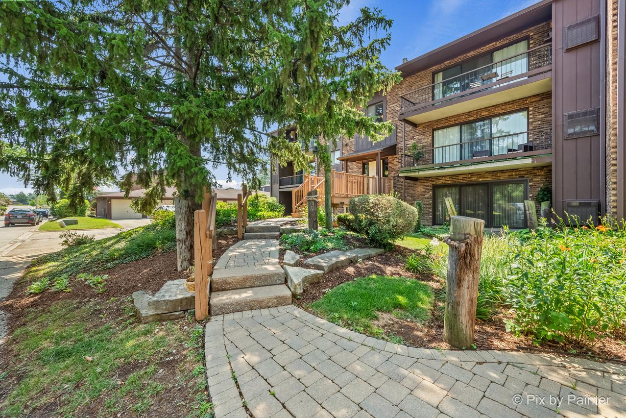 61 W Pier Dr. #201, Westmont, IL 60559