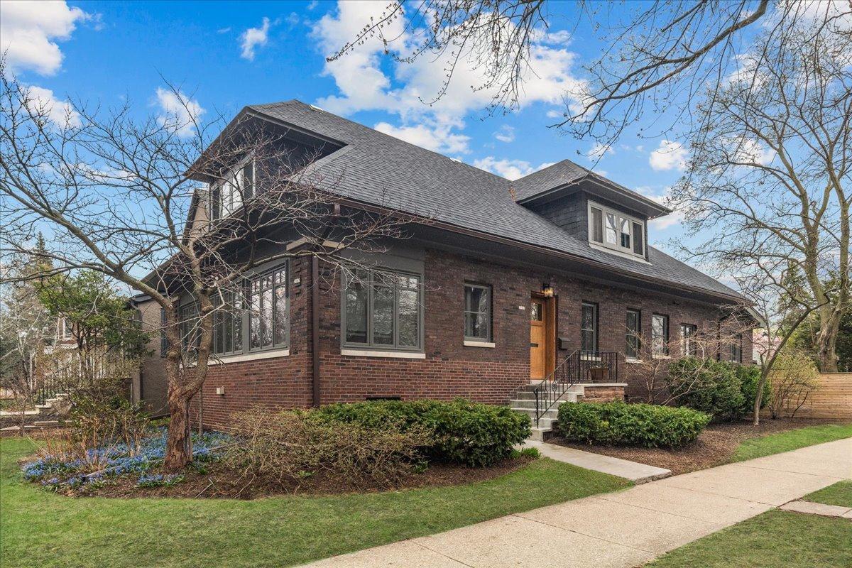 2087 W Greenleaf Ave., Chicago, IL 60645