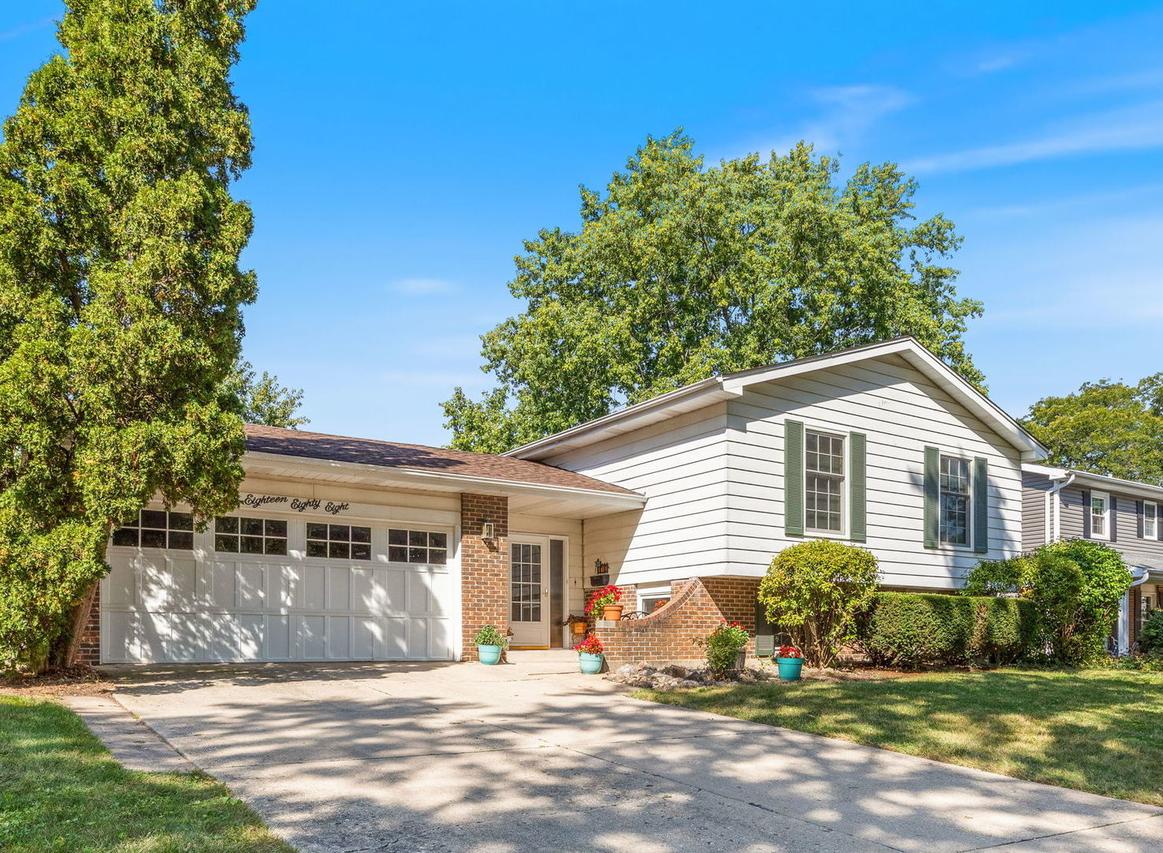 1888 Cheshire Ln., Wheaton, IL 60189