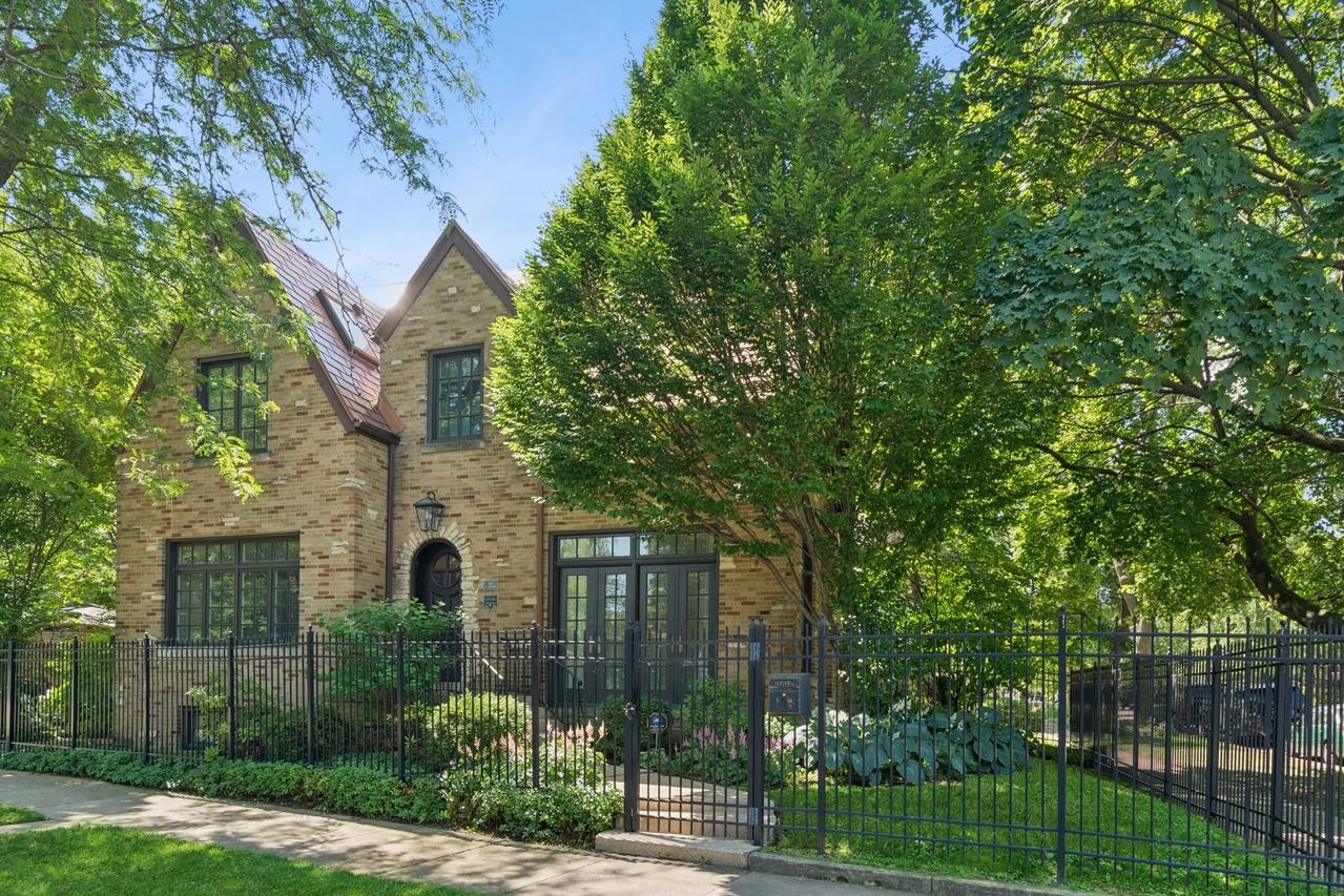 3045 W Ardmore Ave., Chicago, IL 60659