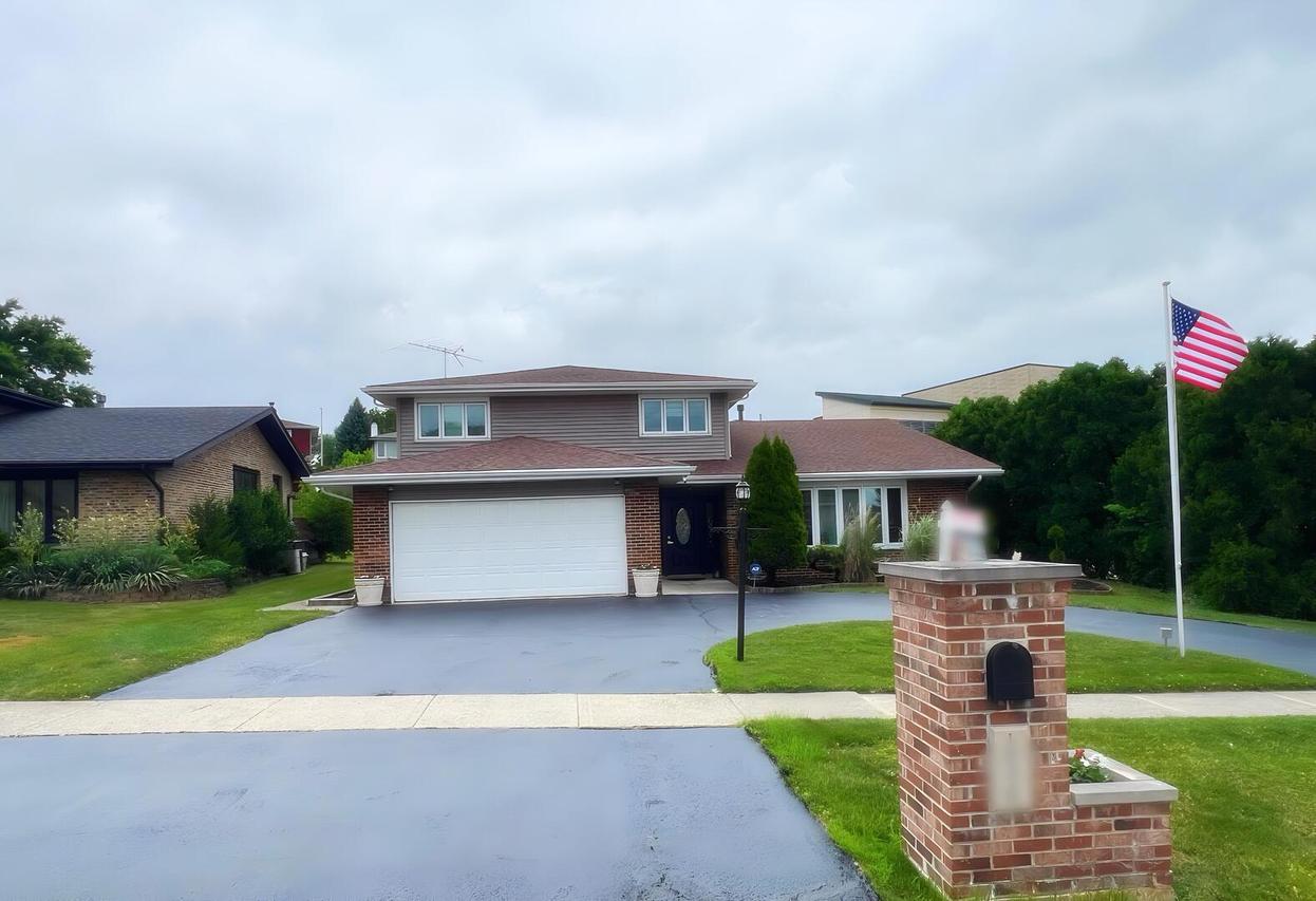 10329 S Interlochen Dr., Palos Hills, IL 60465