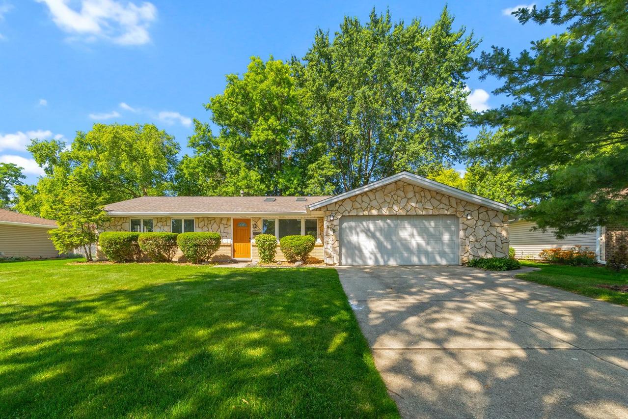 808 S Cedarcrest Dr., Schaumburg, IL 60193