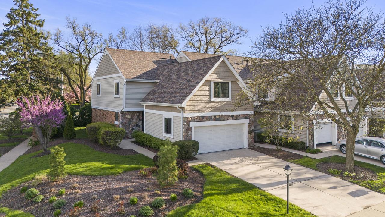 2566 Essex Dr., Northbrook, IL 60062