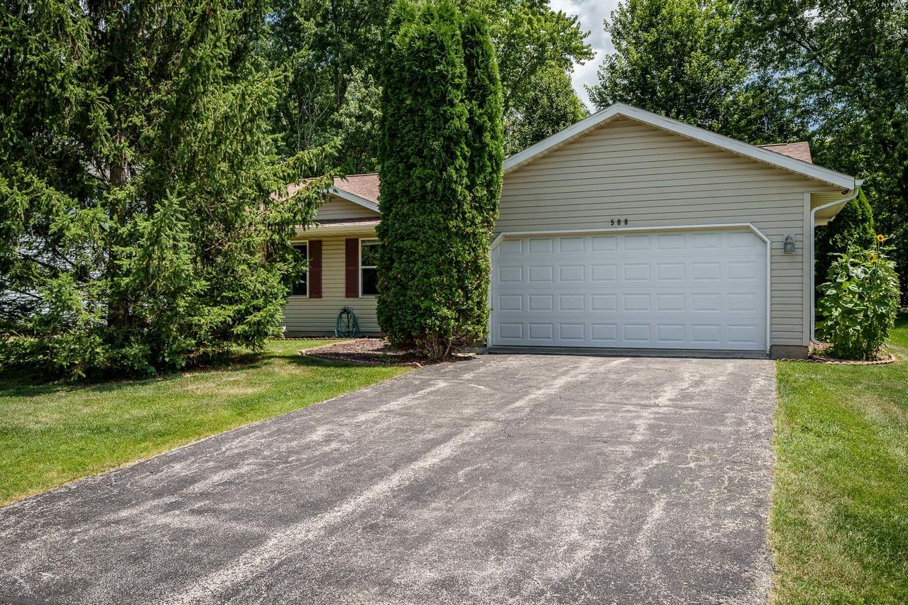 508 Constitution Dr., Poplar Grove, IL 61065