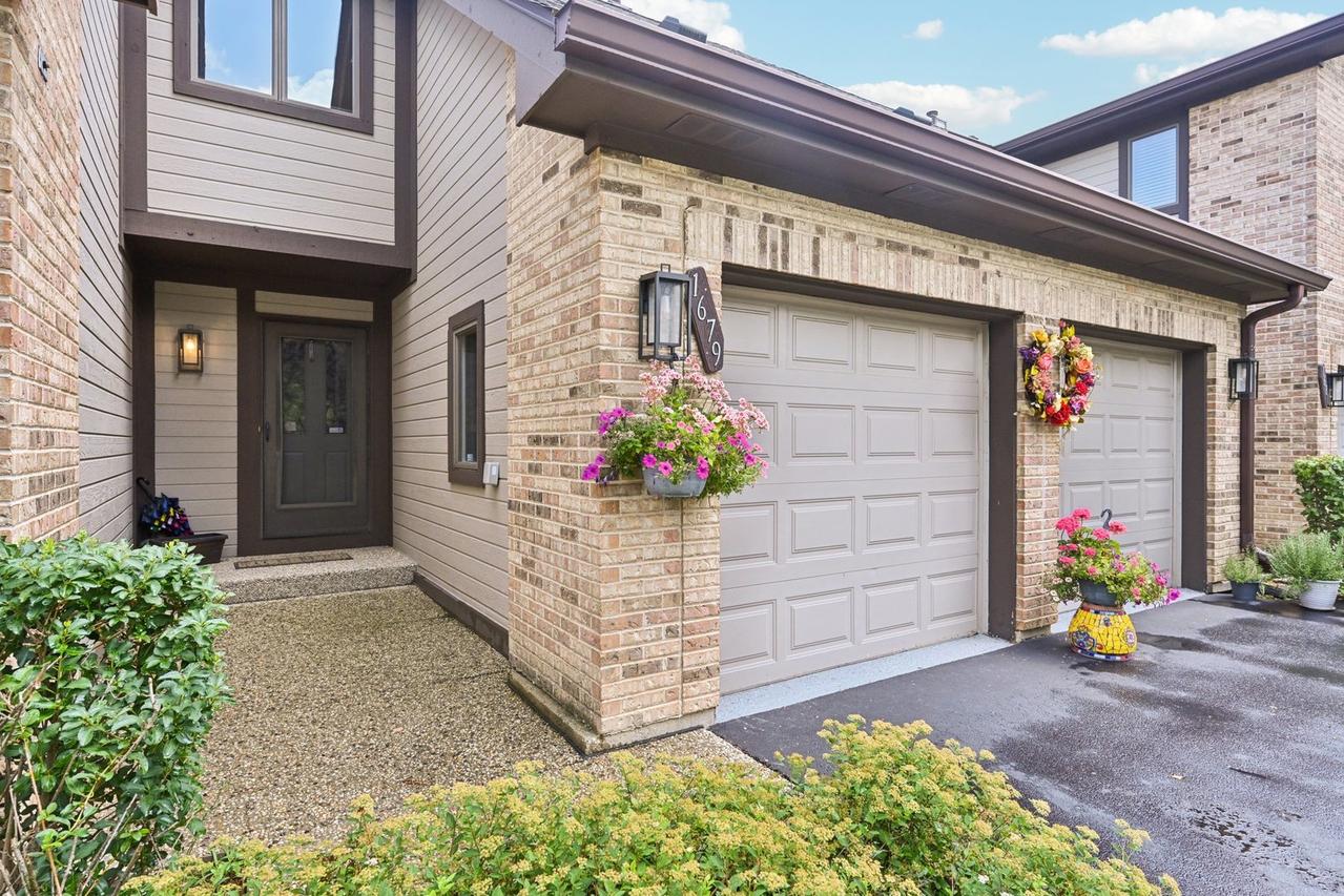 1679 Pebble Beach Dr., Hoffman Estates, IL 60169