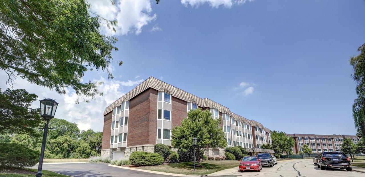 300 Thames Pkwy. #2A, Park Ridge, IL 60068