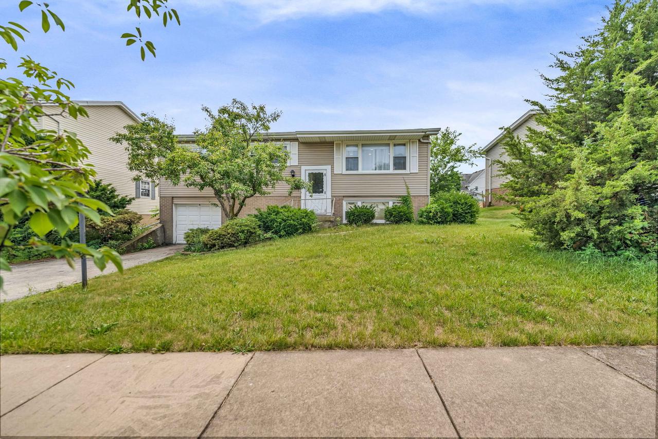 9113 Sycamore Dr., Hickory Hills, IL 60457
