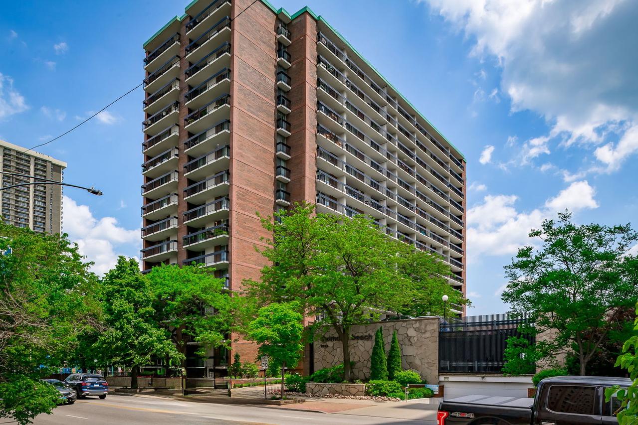 5901 N Sheridan Rd. #12D, Chicago, IL 60660