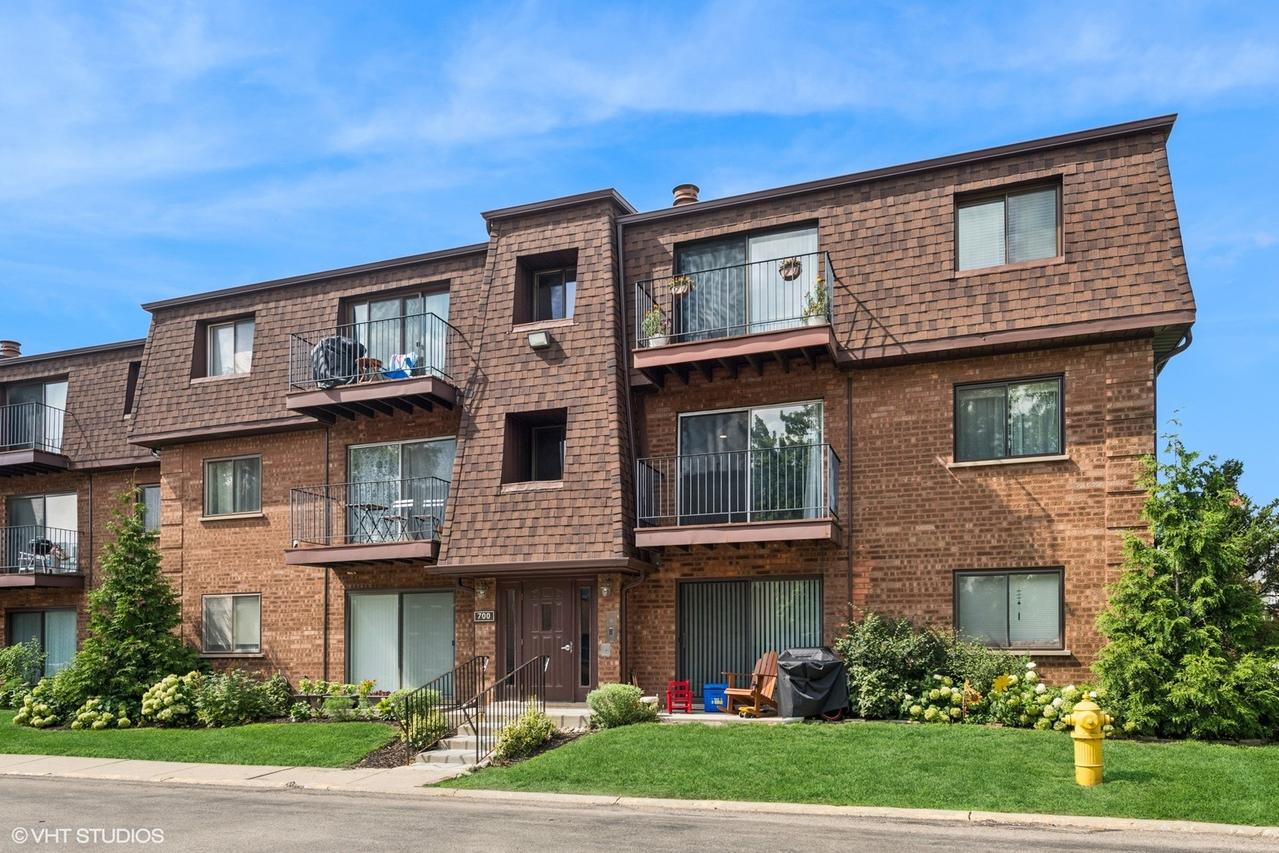 700 Cobblestone Cir. #D, Glenview, IL 60025
