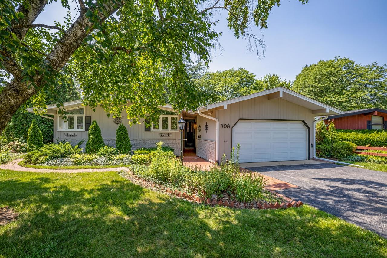808 Lill St., Barrington, IL 60010