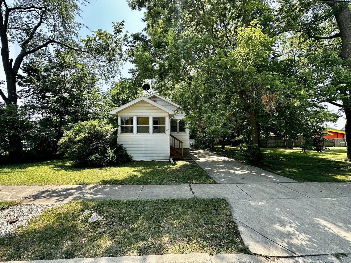 673 Parkway Ave., Elgin, IL 60120