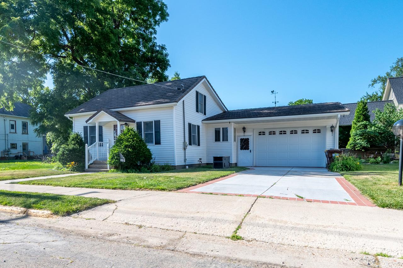 305 Monroe St., Oregon, IL 61061